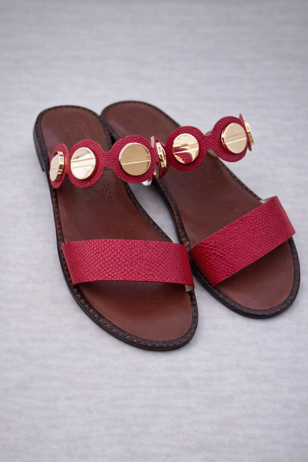Sandalias FLO exhibidas en varios colores