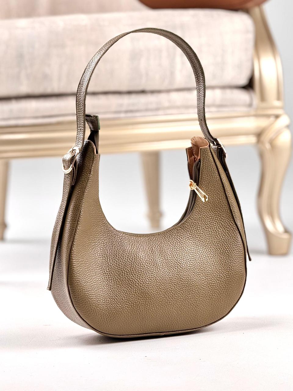 Bolso Daisy vinotinto en mano de modelo