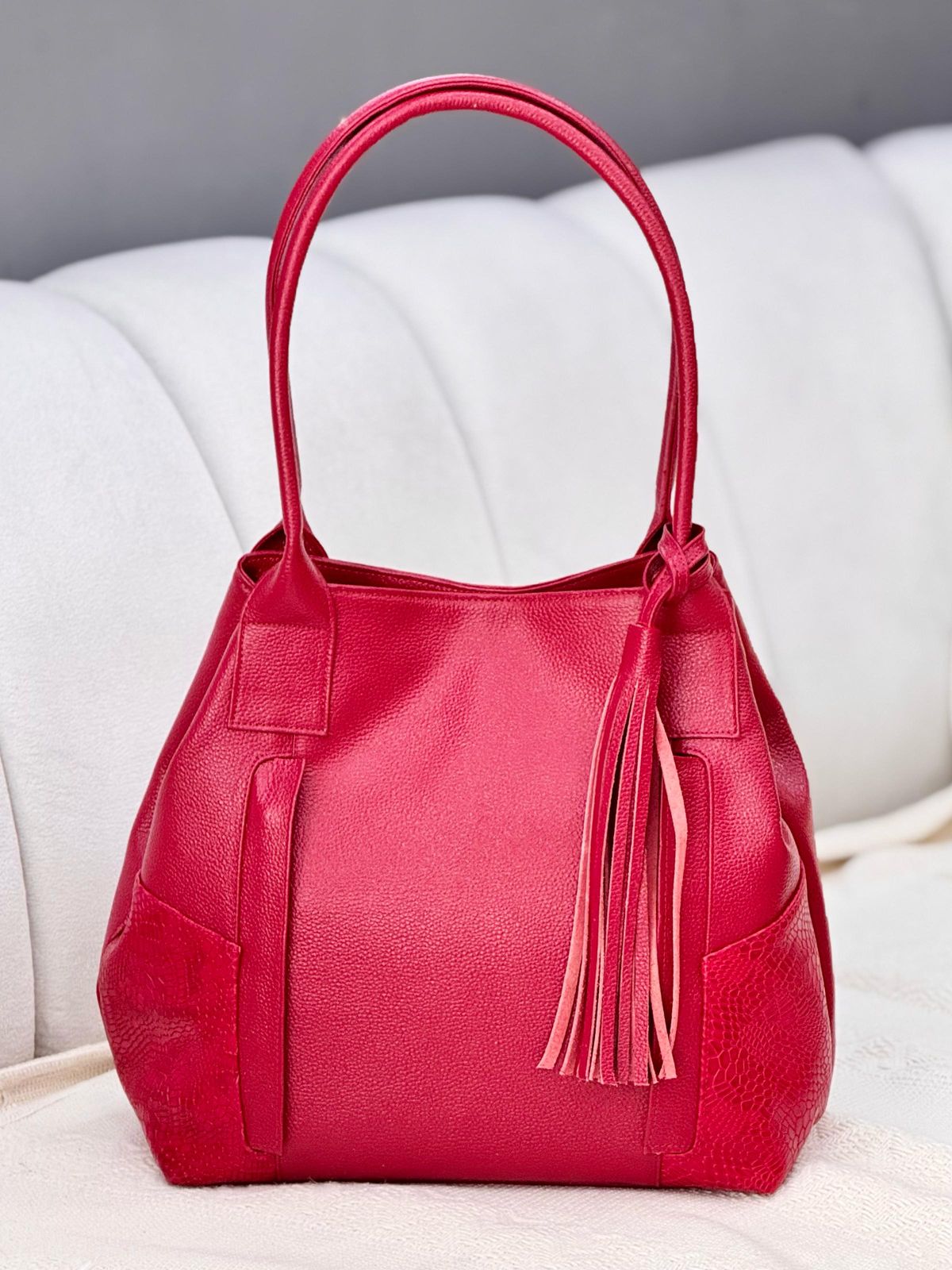 Bolso Mercy color Avellana vista trasera con costuras