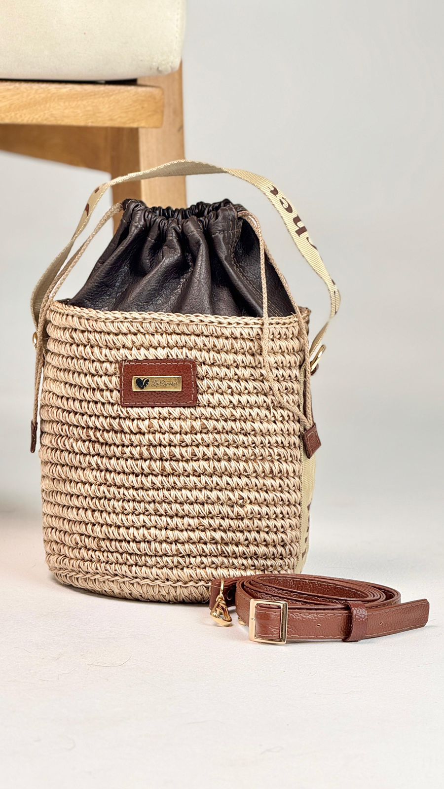 Bolso London Dorado sobre mesa de madera rústica