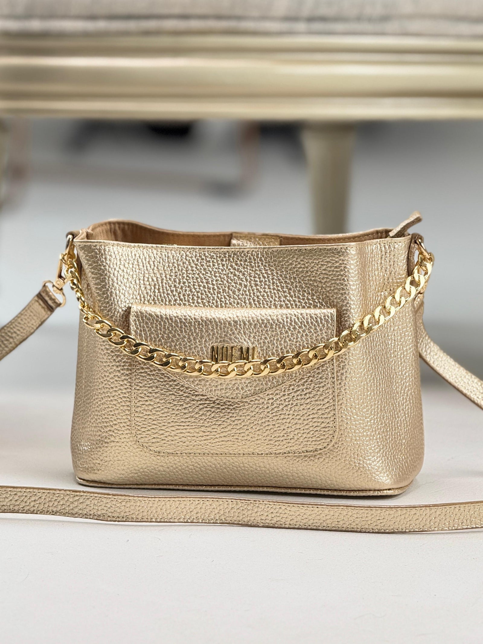 Bolso Nory de Cuero Genuino Marrón con Cadena Dorada en ángulo lateral