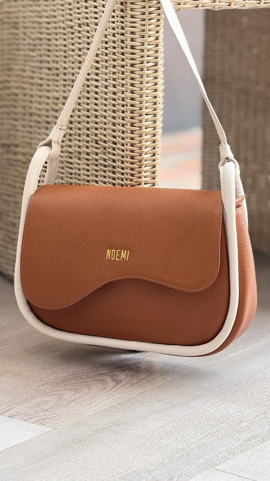 Bolso July color Capuchino puesto en modelo