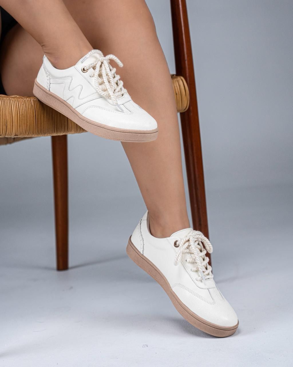Tenis CORA blancos de cuero genuino, vista frontal