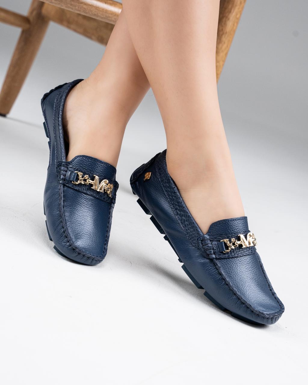 Mocasines Herraje Cuero Genuino para Mujer color marrón en ambiente casual.