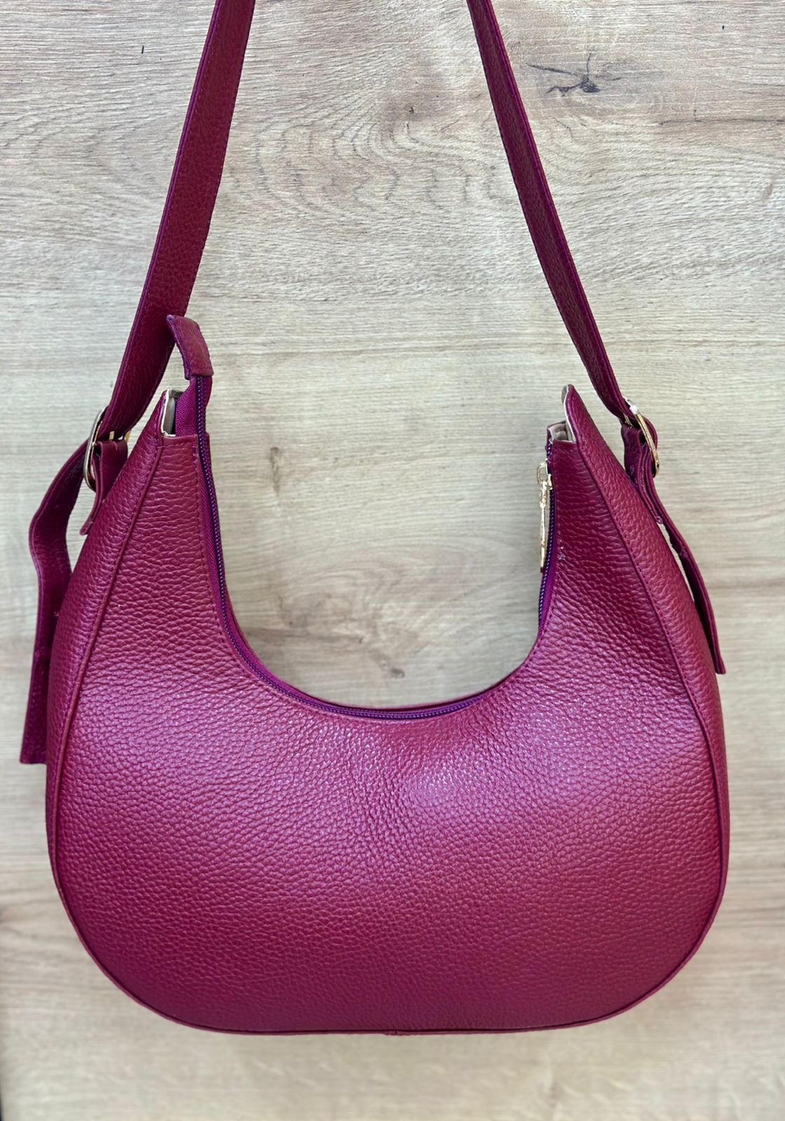 Bolso Daisy verde oliva detalle textura cuero