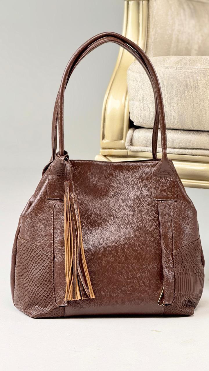 Bolso Mercy color Negro vista lateral con accesorios