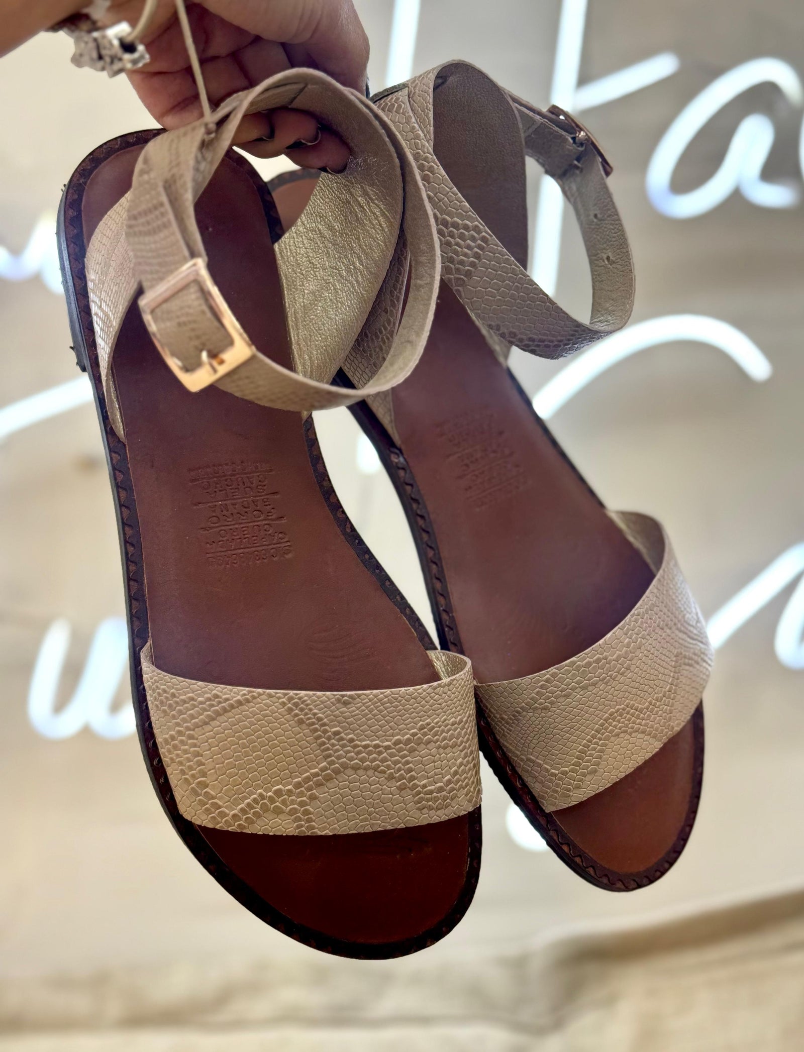 Sandalias Bianca de cuero rojo puestas en pie
