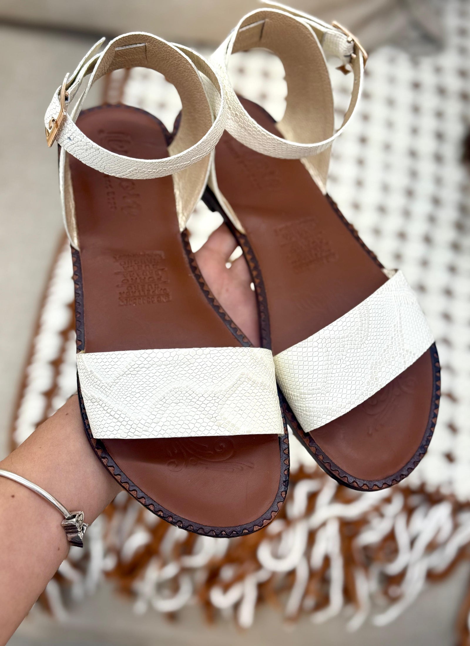 Sandalias Bianca de cuero luna en ambiente exterior