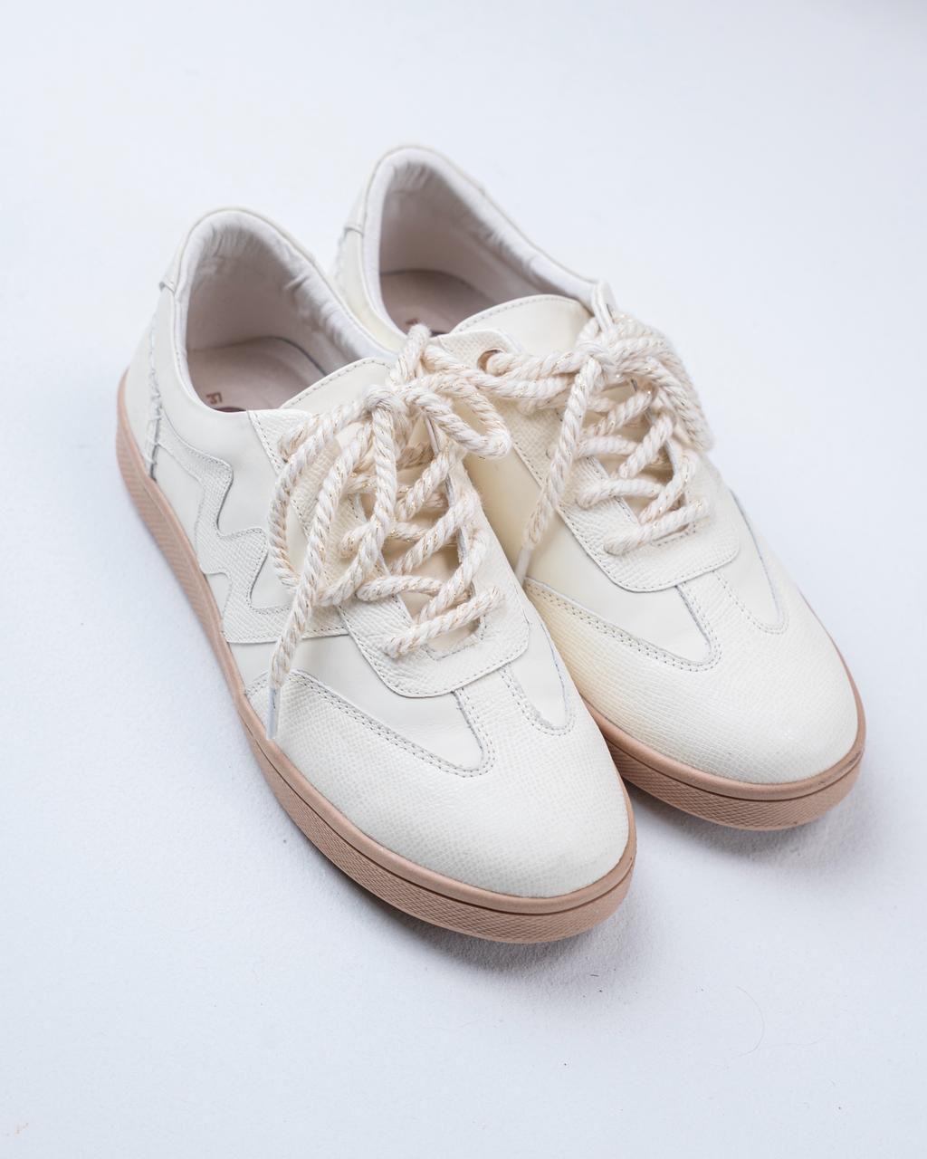 Tenis CORA blancos, detalle lateral con textura de cuero